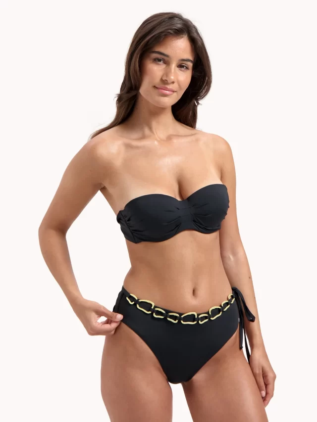 Black is always a good idea!
#instore @marjoleinlingerie.be